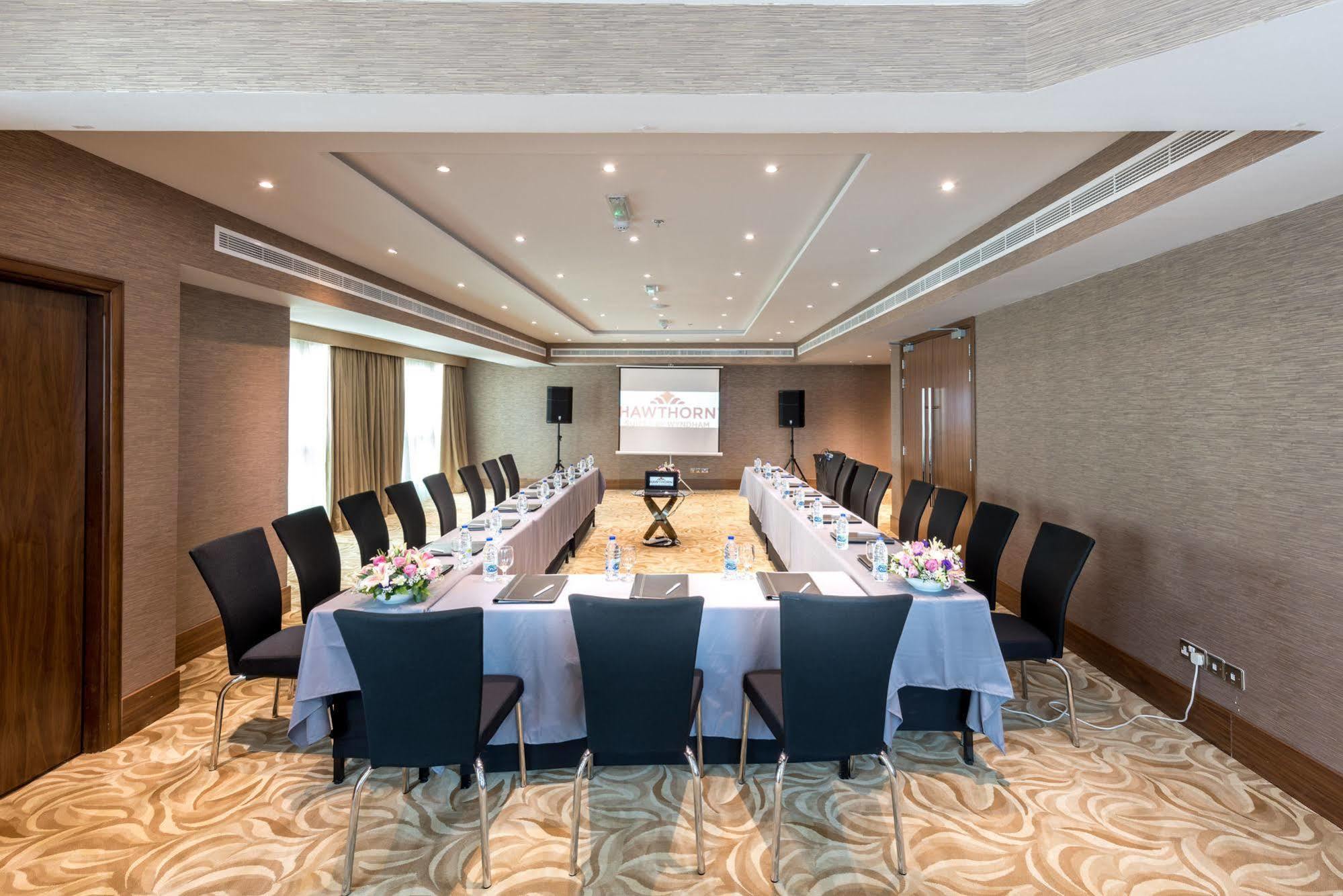 Hawthorn Extended Stay By Wyndham Abu Dhabi City Center Exterior foto